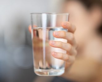 Concilier hydratation et problèmes de déglutition